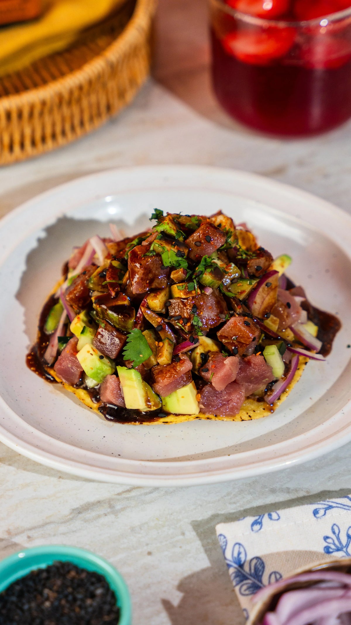 Tostadas de atún fresco con aguacate, ajonjolí y Salsa México Lindo Capitán Picante Negra