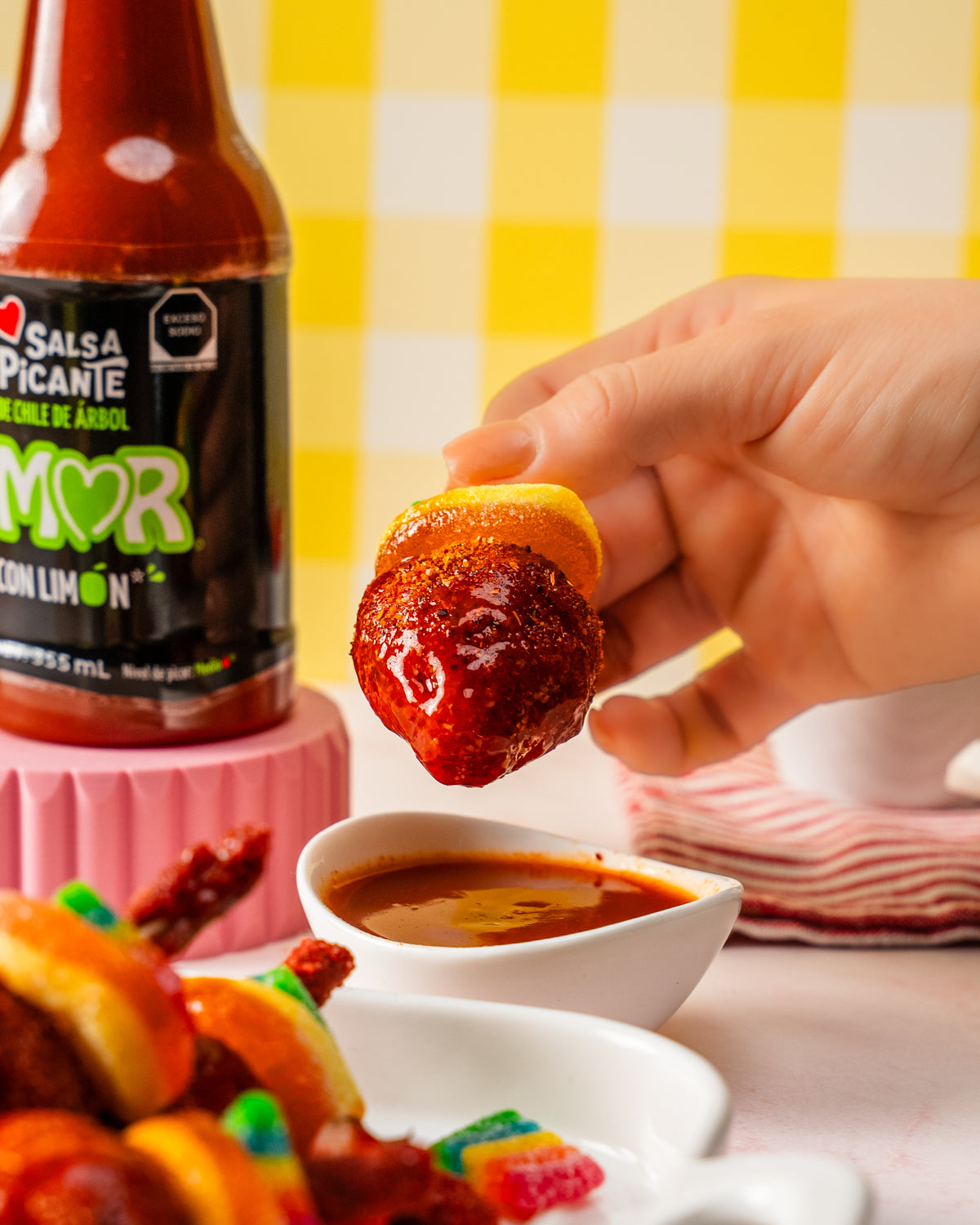 Botana acompañada de salsa Amor con Limón